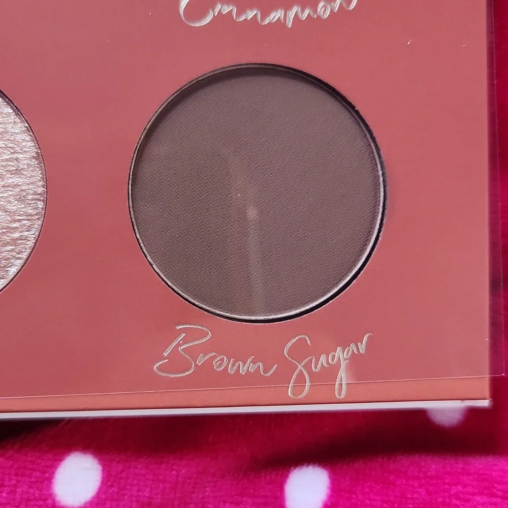 Beauty Bakerie The Chosen Bun Eyeshadow Palette - Cream and Brown - Picture 7 of 8